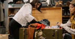 Second-Hand Lederjacke an einem Kleiderständer, um Qualität und Echtheit zu prüfen